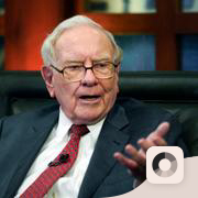 Warren Buffett avgår som vd för sitt investmentbolag Berkshire Hathaway. Vid årsskiftet blir han istället ordförande.