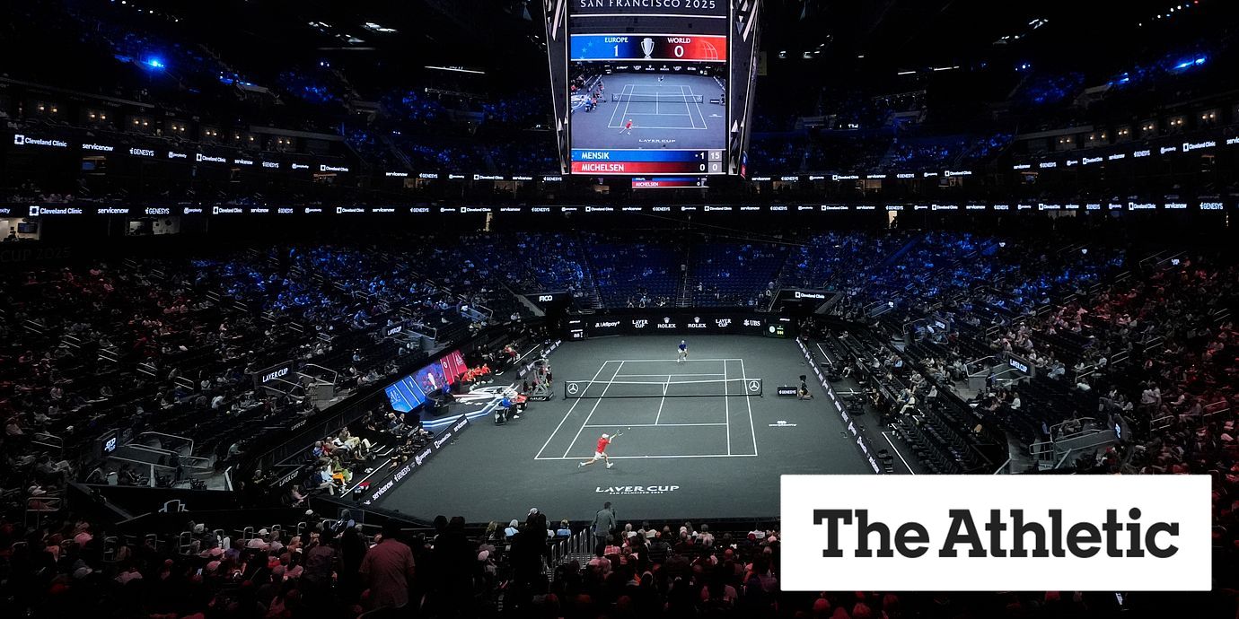 Laver Cup spelas på svart underlag, vilket är unikt inom tennisen.