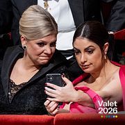 Magdalena Andersson och Nooshi Dadgostar tar en selfie under Nobelfesten 2023.