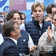 Moderaternas partiledare Ulf Kristersson tas emot av MUF när han anländer till TV4 för en statsministerduell.