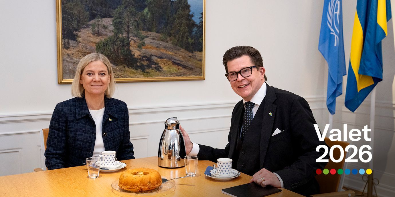 Magdalena Andersson och Andreas Norlén tar en fika den 18 september.
