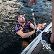 Jimmie Åkesson tar sig upp i båten efter att ha blivit nerknuffad i Göta kanal under sommarens valturné.