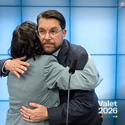 Liberalernas partiledare Simona Mohamsson (L) och Sverigedemokraternas Jimmie Åkesson (SD) kramas när de enats om det så kallade Sverigelöftet den 13 mars.