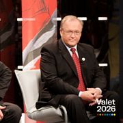 Moderaternas partiledare Fredrik Reinfeldt och Socialdemokraternas partiledare Göran Persson under valspurten 2006. Valrörelsen 2006 var jämn och kom delvis att präglas av två skandaler: Folkpartiets dataintrång och Göran Perssons tvist med en arrendator på sin gård i Sörmland.