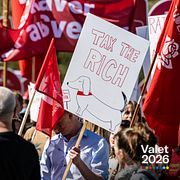 Tax the rich - plakat och fanor i Socialdemokraternas förstamajtåg genom Malmö 2026.