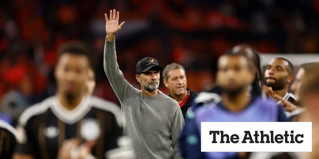 Jürgen Klopp vinkade till den tyska delen av publiken.
