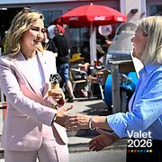 Kristdemokraternas partiledare Ebba Busch och Socialdemokraternas partiledare Magdalena Andersson i Visby under Almedalsveckan.