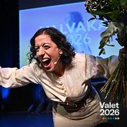 Simona Mohamsson jublar på Liberalernas valvaka efter att ha fört partiet över spärren med god marginal.