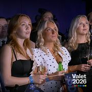 Besvikna SD-medlemmar tar del av SVT:s vallokalsundersökning.