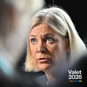 Socialdemokraternas partiledare Magdalena Andersson anländer till Sveriges Radios slutdebatt på fredagen. Med nio dagar till valet har S tappat i fyra mätningar.