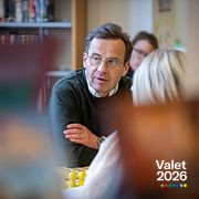 S-ledaren Magdalena Andersson i ett klassrum och M-ledaren Ulf Kristersson i ett bibliotek. Politikerna vill gärna vinna barnfamiljernas röster.
