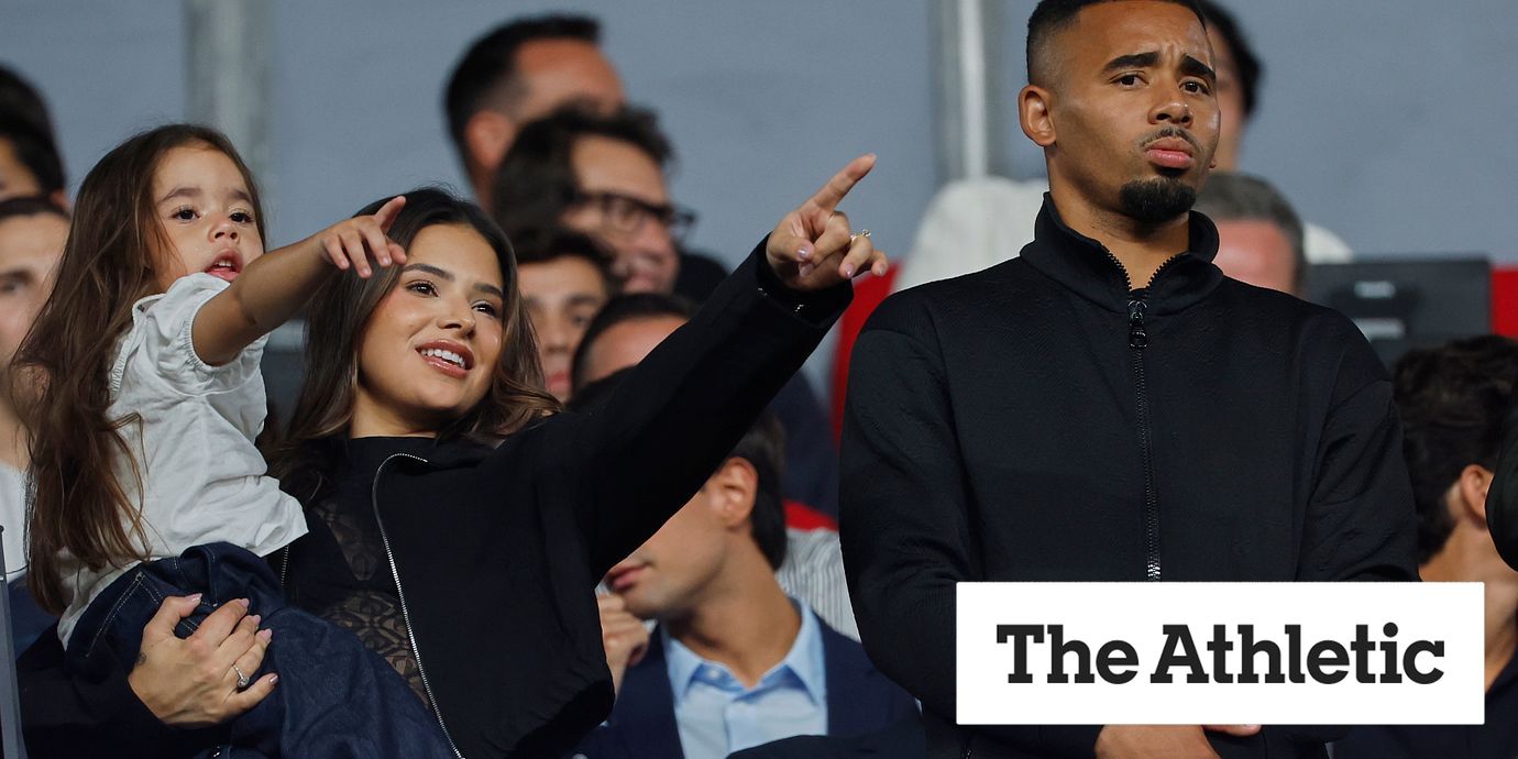 Att se en match från läktaren kan vara en prövning. Som här för Barcelonas Gabriel Jesus med familj.