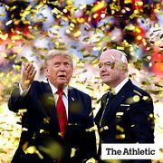 Guldregn över Donald Trump och Gianni Infantino.