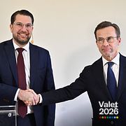 Jimmie Åkesson och Ulf Kristersson skakar hand på pressträffen 1 april.