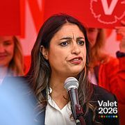 Vänsterpartiets ledare Nooshi Dadgostar valtalar i Stockholm.