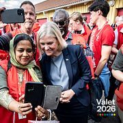 Socialdemokraternas partiledare Magdalena Andersson på dörrknackarkampanj i Lund.