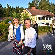 Ebba Busch och Ulf Kristersson knackar dörr tillsammans i Hälleforsnäs i Flen i slutet av augusti.