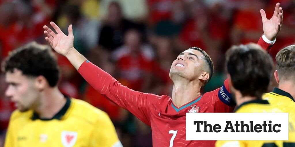 Ronaldo slår ut med armarna efter ett missat läge mot Wales.