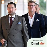 Sverigedemokraternas partiledare Jimmie Åkesson (SD) kommenterar valresultatet under en pressträff i riksdagen. Flankerad av presschef Oskar Cavalli-Björkman och Linus Bylund (SD).